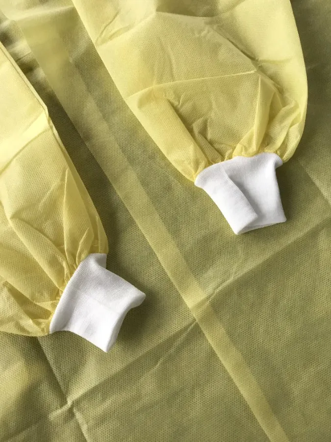 Level 1234 SMS with PE Film Disposable Surgical Isolation Gown Applied to Clinic Ward Lab with Non-Sterile